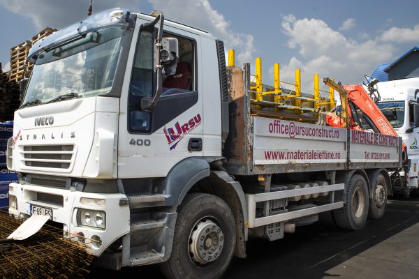 Camion cu macara
